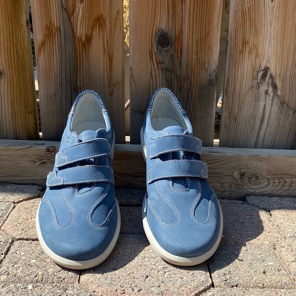 BRIO EXPORTACC women blue and silver cross over closure sneakers. Size 40. Used. - Picture 11 of 11